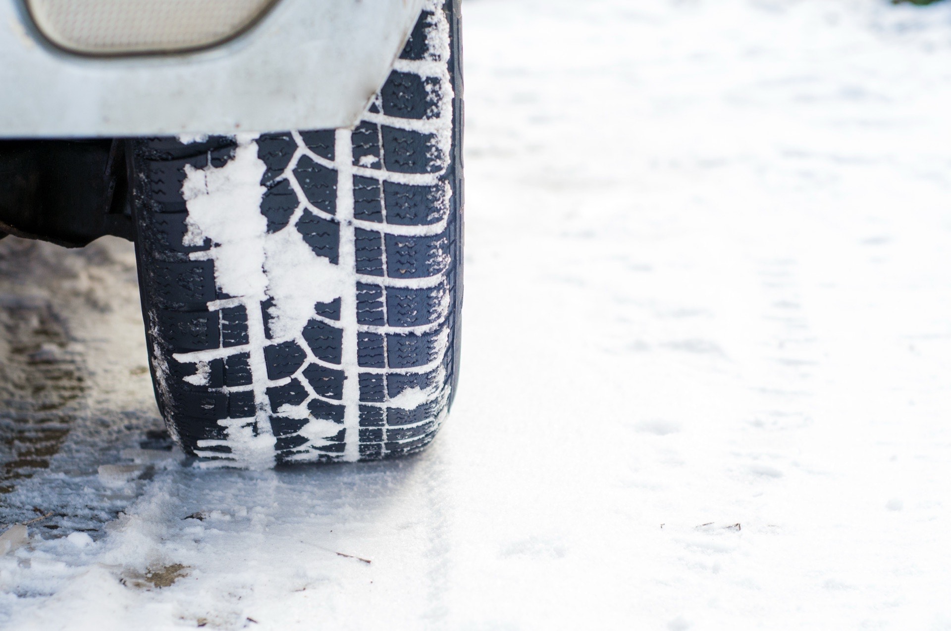 Samochód jadący zimową drogą pokrytą śniegiem w Norwegii